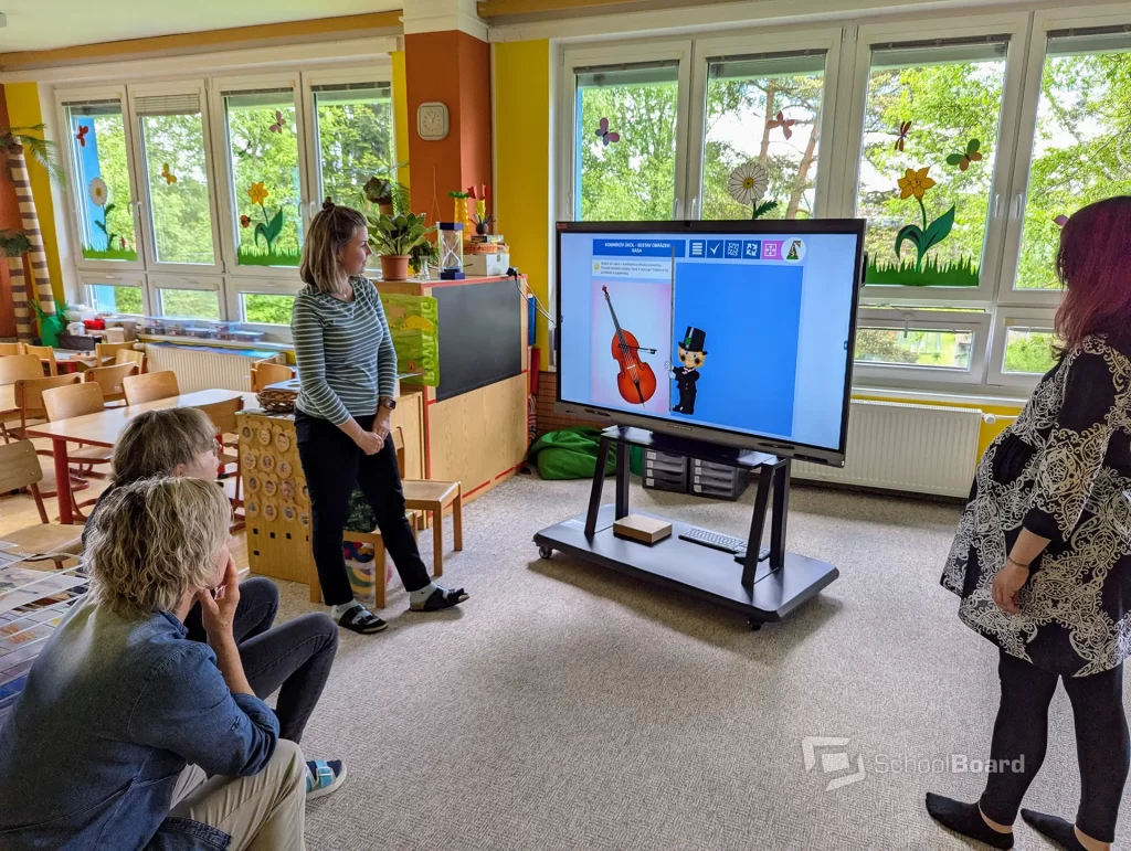 Interaktivní tabule SchoolBoard. Digitální vzdělávání v mateřské škole.
