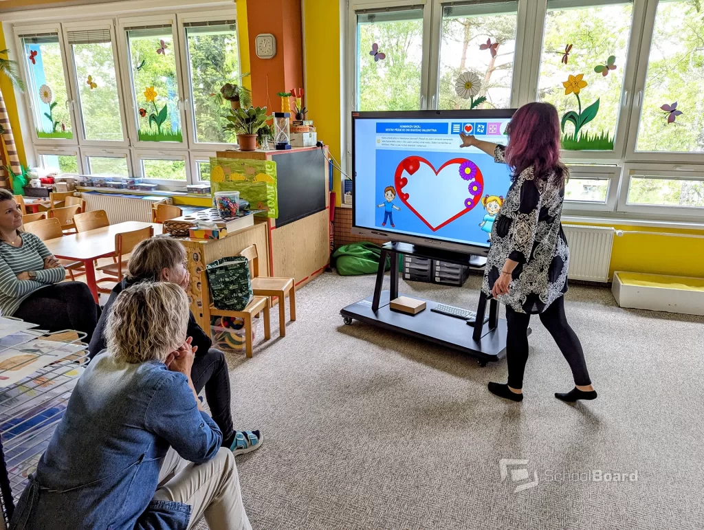 Interaktivní tabule SchoolBoard. Digitální vzdělávání v mateřské škole.