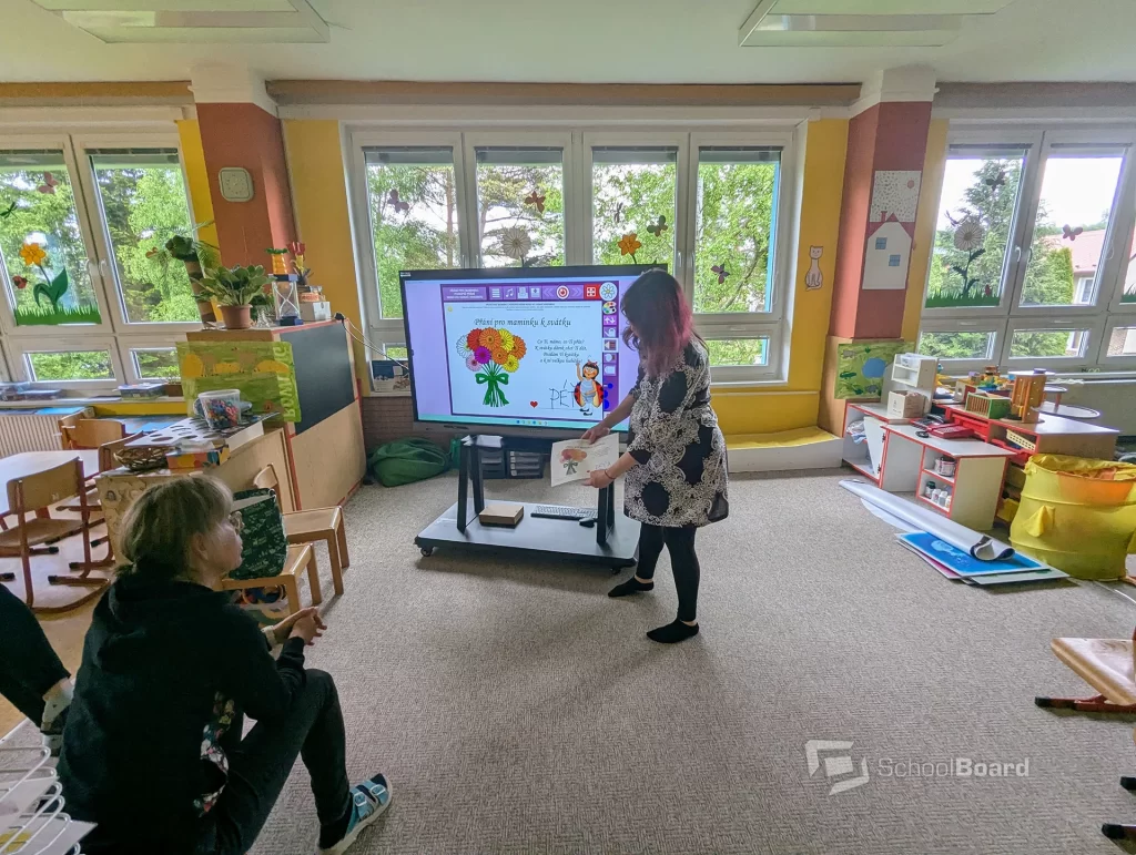 Interaktivní tabule SchoolBoard. Digitální vzdělávání v mateřské škole.