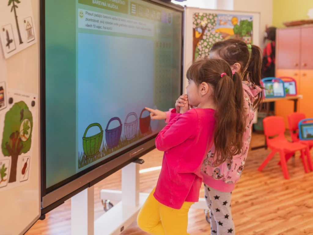 děti pracují s interaktivní tabulí Multiboard