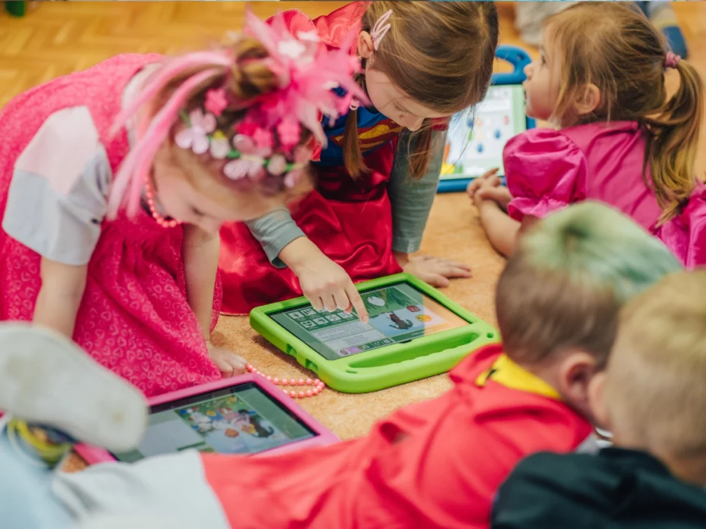 Předškolní děti se učí prostřednictvím tabletů a programu iŠkolička