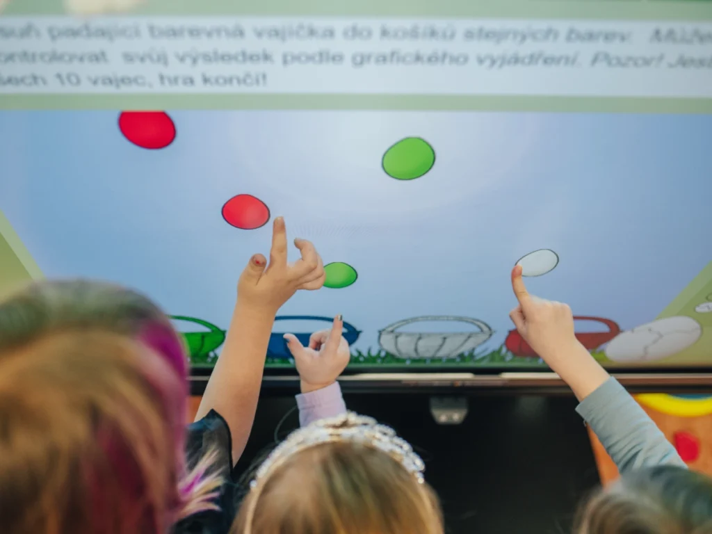 Předškolní děti se učí prostřednictvím interaktivní tabule