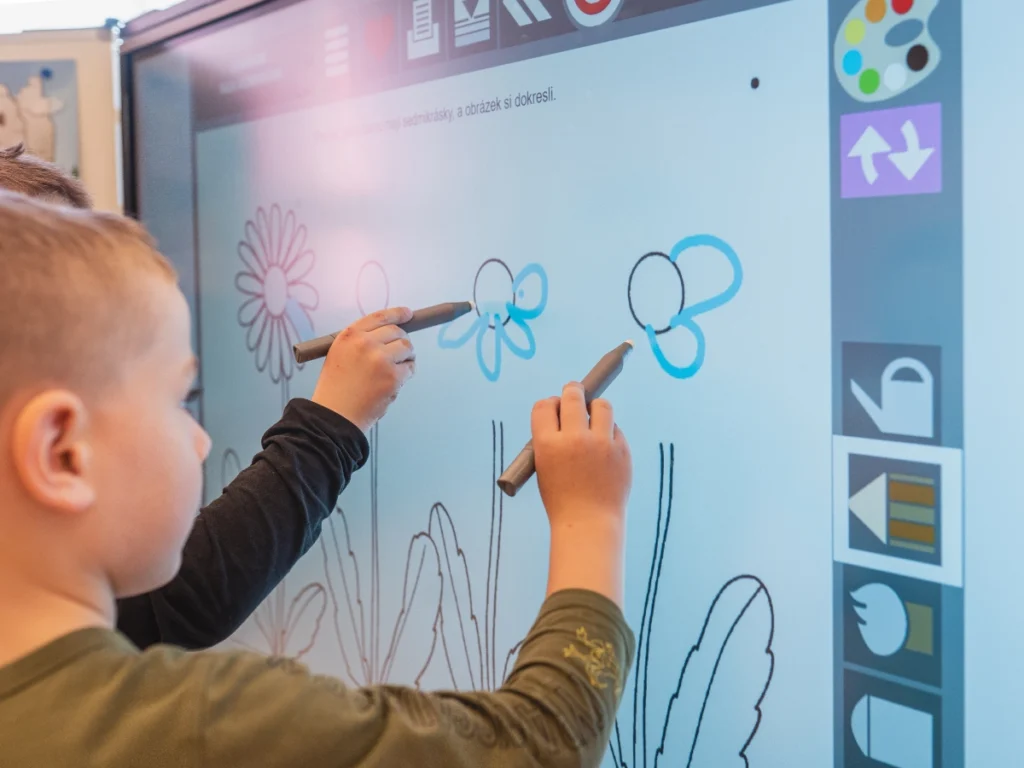 děti pracují s interaktivní tabulí Multiboard