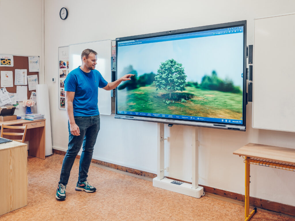 Akreditované školení učitelů v oblasti digitálního vzdělávání a programů pro multimediální tabuli