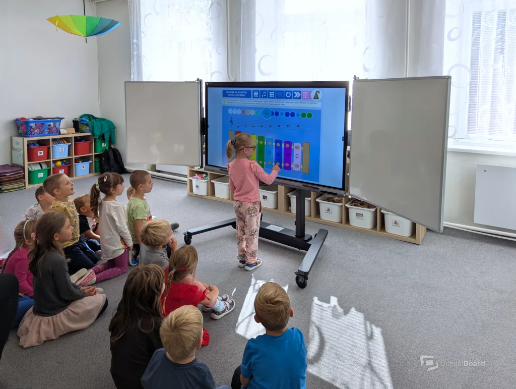 Multimediální tabule a digitální vzdělávání na základních a mateřských školách