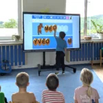 Děti se učí pomocí interaktivní tabule - digitální vzdělávání ve škole