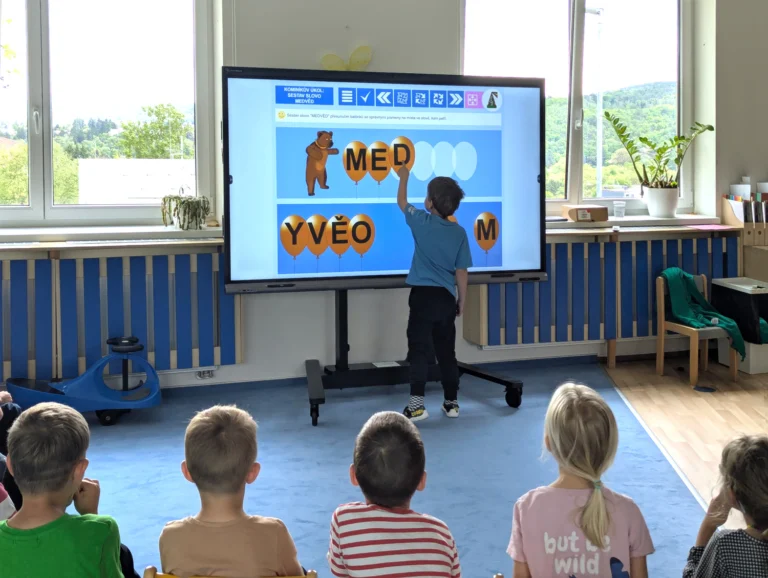 Děti se učí pomocí interaktivní tabule - digitální vzdělávání ve škole